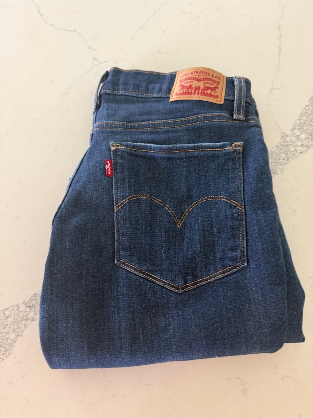 Levi's women’s  Indigo Blue skinny  Denim Jeans with Signature Pocket Stitch